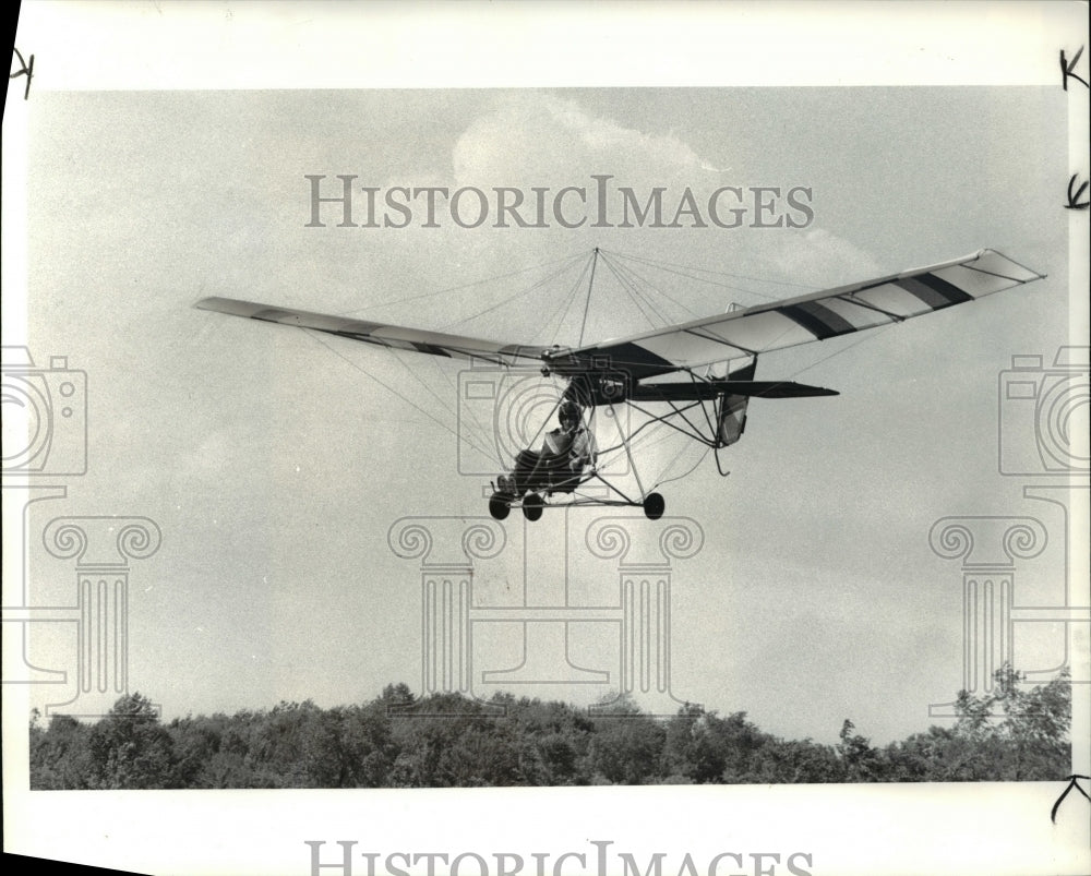 1984 Press Photo Pilot Dick Minke on his Ultra-light Aircraft Brunswick Air Park-Historic Images