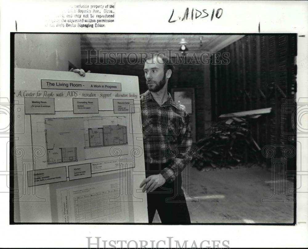 1989 Press Photo Aubrey Wertheim shows renovation work - Historic Images