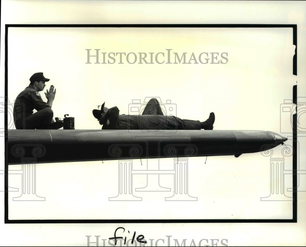 1987 Press Photo 2 men enjoying the Cleveland National Air Show - Historic Images