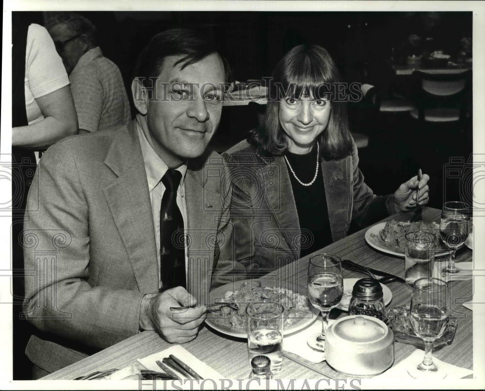 1981 Press Photo Mayor &amp; Mrs Voinovich eating lunch at Setlers Tavern on Buckeye - Historic Images