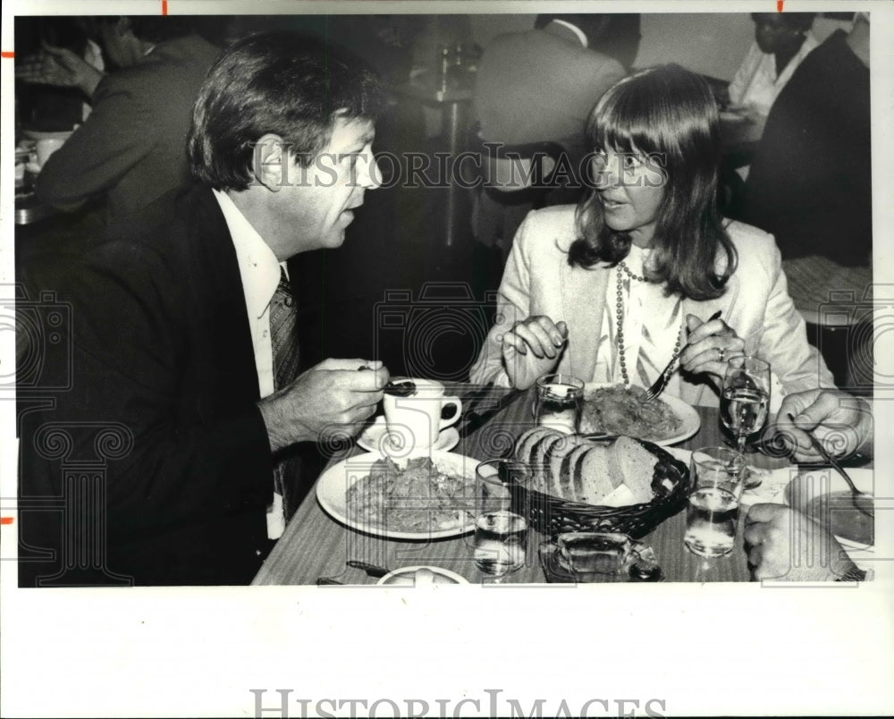 1981 Press Photo Mayor &amp; Mrs Voinovich eating lunch at Settlers Tavern on Buckey - Historic Images