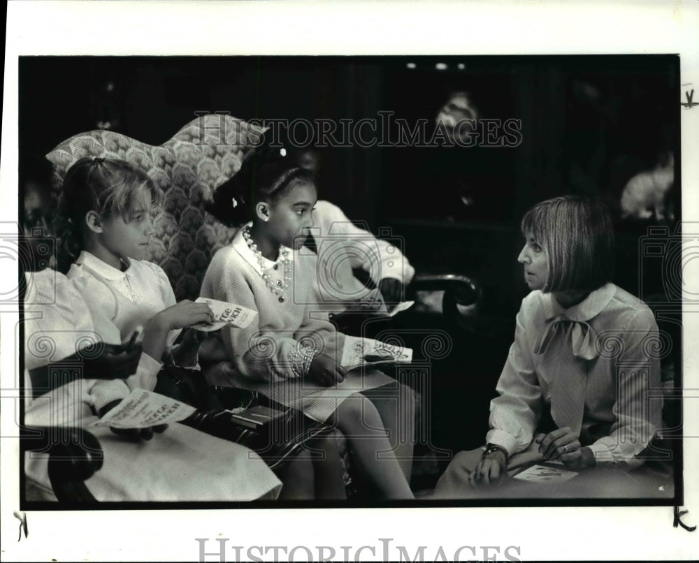 1986 Press Photo Janet Voinovich w/ Jennifer Sabapka &amp; D&#39;Gia Laeggon - Historic Images