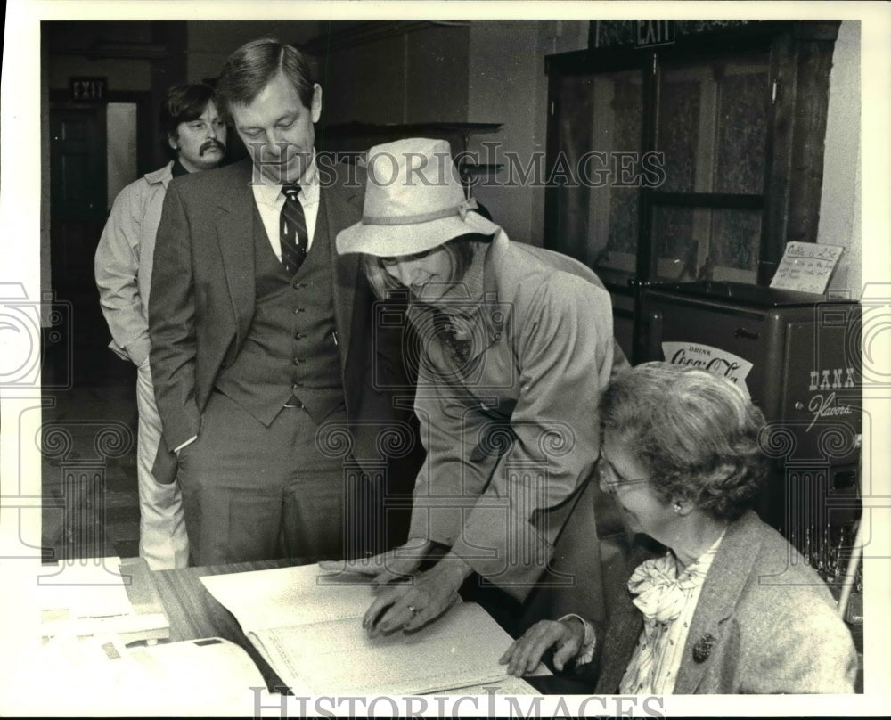 1985 Press Photo Mayor George &amp; Mrs Janet Voinovich register to vote - Historic Images