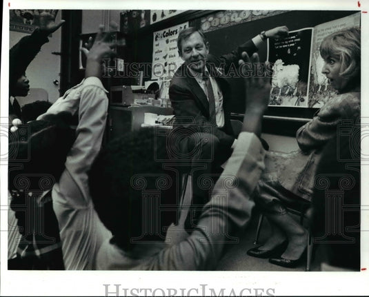 1990 Press Photo Sen.George Voinovich & wife at St.Aloysius in Cleveland. - Historic Images