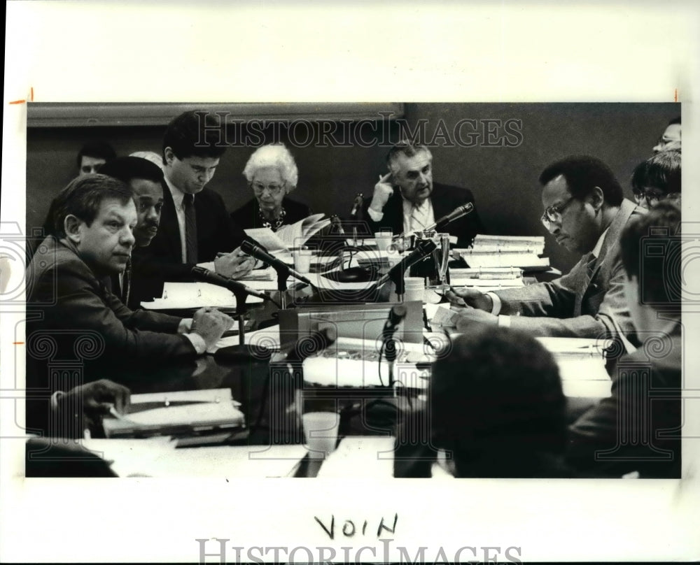 1988 Press Photo Mayor George Voinvonich at Cleveland Budget Meeting - Historic Images