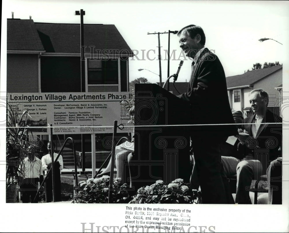 1988 Press Photo George V.Voinovich Mayor City of Cleveland at Lexington Phase - Historic Images