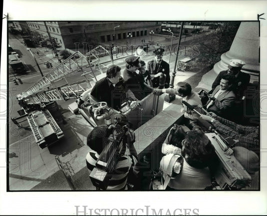 1986 Press Photo Mayor George Voinovich Reaches Over A Second Floor Railing - Historic Images
