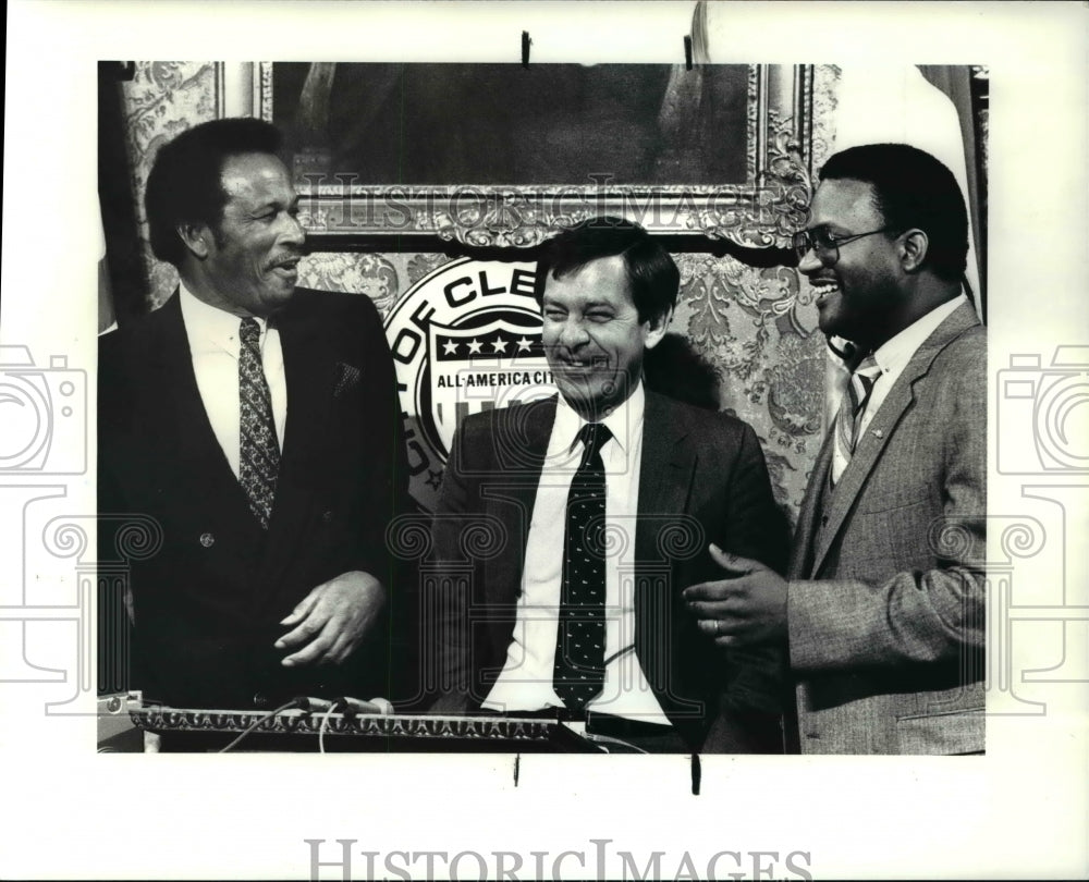 1985 Press Photo Cleve. Mayor Voinovich At Pres. Conference In New York-Historic Images