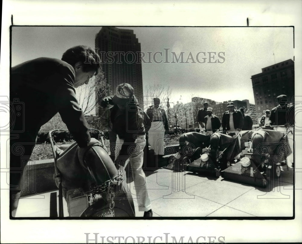 1985 Press Photo Mayor George Voinovich Showing Off Downtown Litter Cleaning - Historic Images