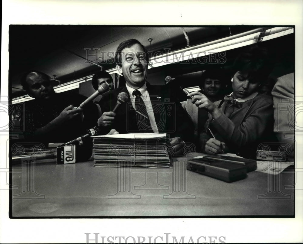 1985 Press Photo Mayor George Voinovich files for mayor - Historic Images