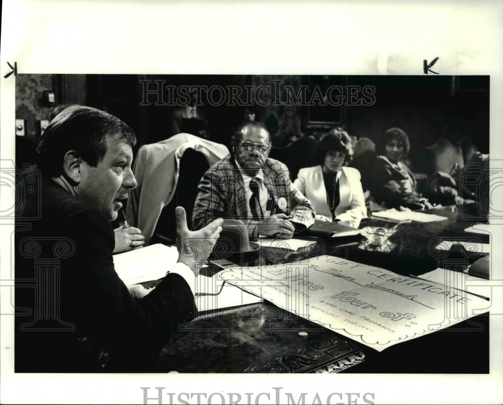 1986 Press Photo Mayor George Voinovich certificate on programs for the needy - Historic Images