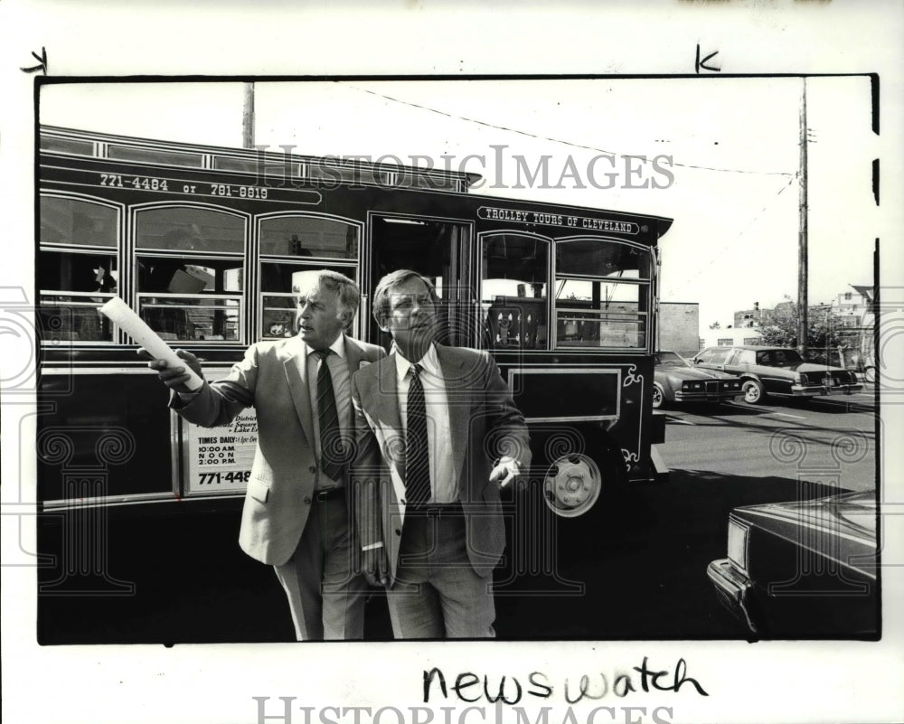 1985 Press Photo John Cunin shows Mayor George Voinovich around his Bearing, Inc - Historic Images