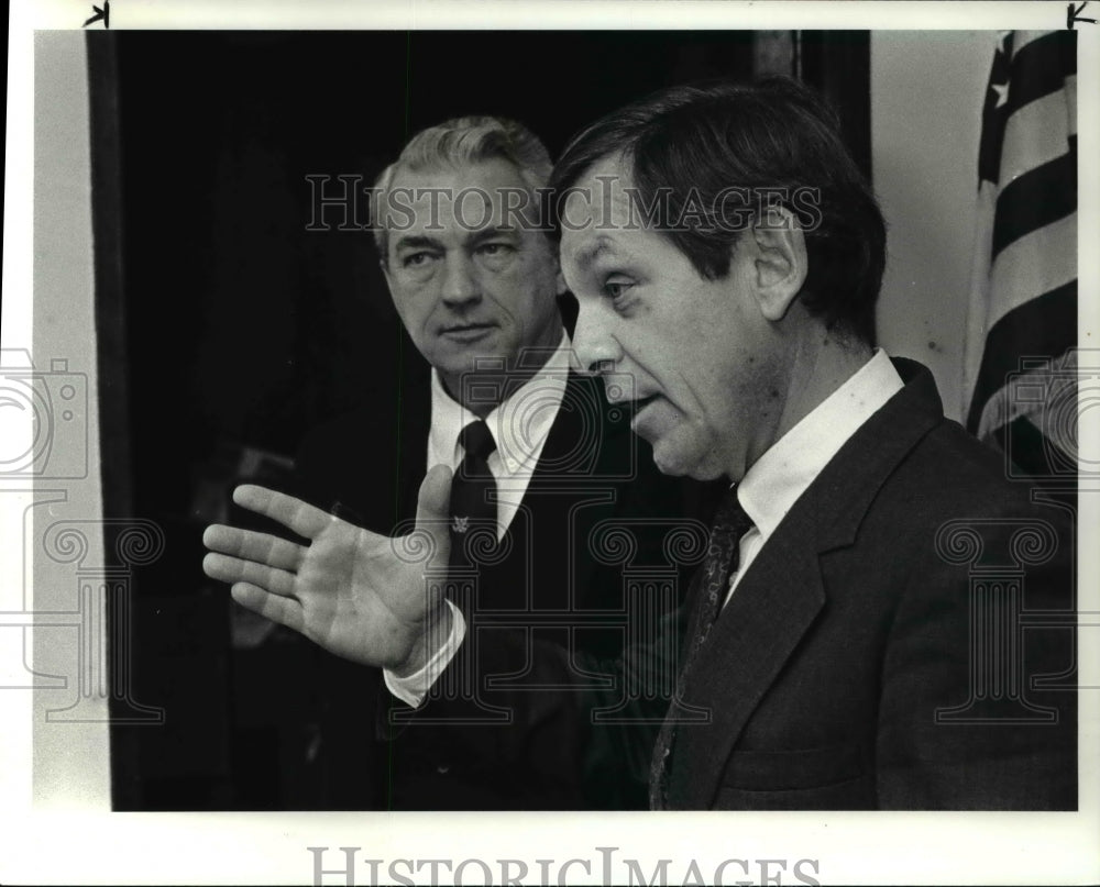 1986 Press Photo Tom Kindness and the Mayor George V. Voinovich - Historic Images