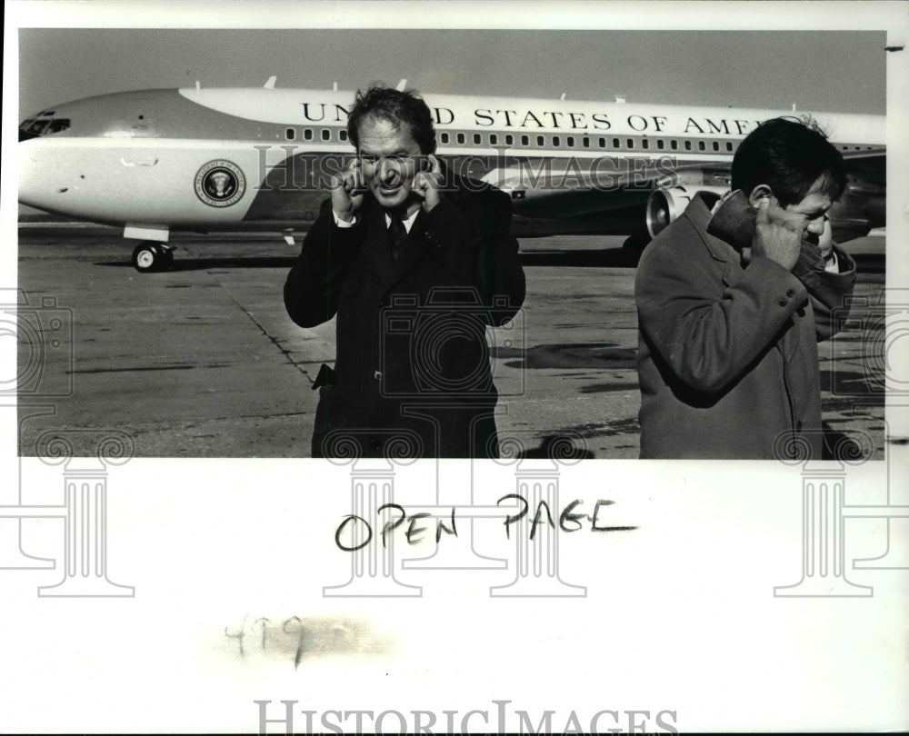 1988 Press Photo Mayor George Voinovich Plugs Ears as Air Force One Takes Off - Historic Images