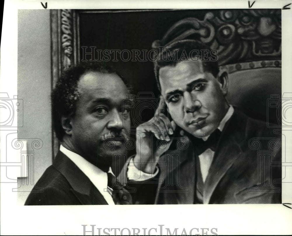 1987 Press Photo Hanif Wahab with Painting of Booker T. Washington - Historic Images