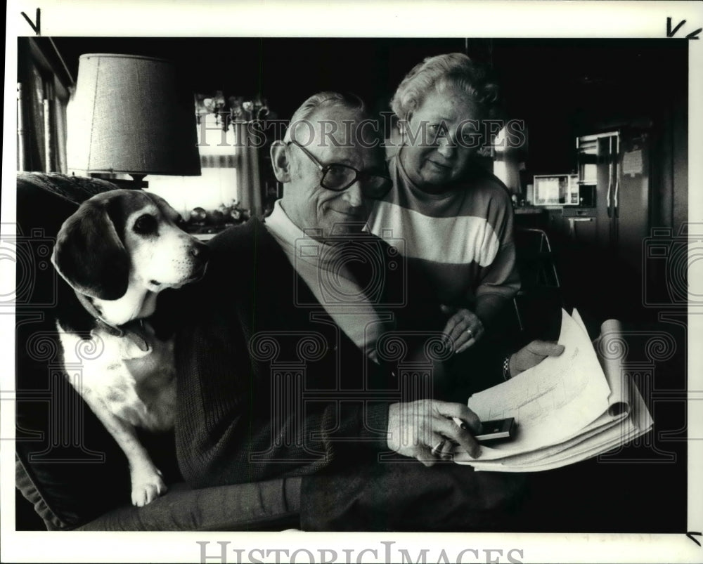 1990 Press Photo Jim Wade and wife discuss insurance policy - cva47154 - Historic Images