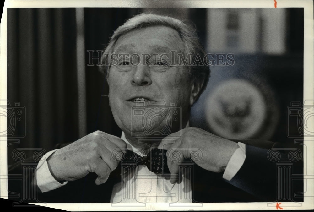 1980 Press Photo Charles Vanik Fixing Bow Tie - Historic Images