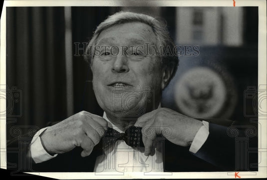 1980 Press Photo Charles Vanik Fixing Bow Tie - Historic Images