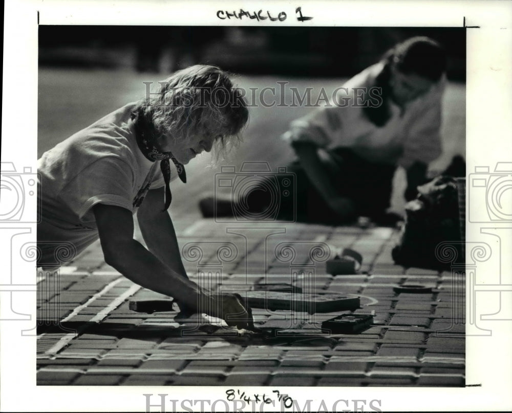 Undated Press Photo Robin Van Lear draws a eye with chalk for Annual Chalk Festival - Historic Images