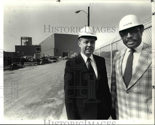 1985 Press Photo Don Vernon with LTV Steel and George Banks at LTB Blidg. - Historic Images