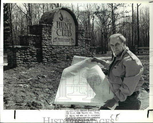 1989 Press Photo Developer Ralph J. Victor at Hunt Club Subdivision Entrance - Historic Images