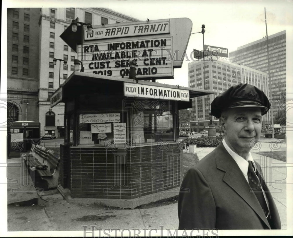 1982 Press Photo Carmen Valente retired form the RTA information booth on Square - Historic Images