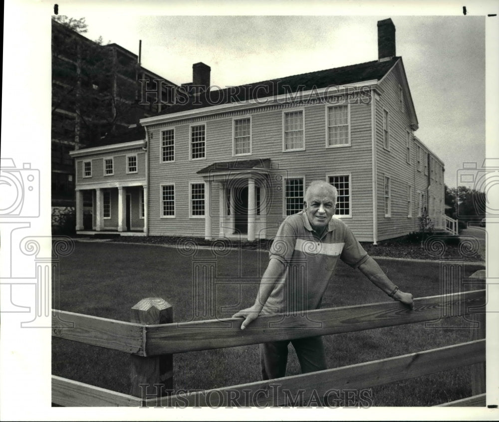 1988 Press Photo Sam Waters, who painted the Dunham Tavern in rear - Historic Images