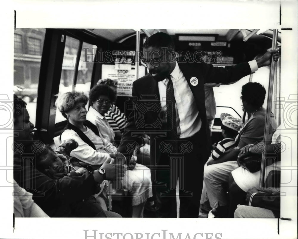 1989 Press Photo Mayoral candidate Michael White campaigning on St Clarr Avenue - Historic Images