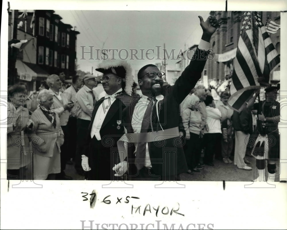 1989 Press Photo Mike White greets the crowd during Columbus Day parade - Historic Images