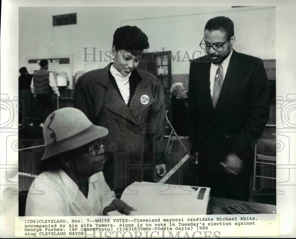 1989 Press Photo Mike White &amp; wife Tamara vote at Miles Standish Elem. School - Historic Images