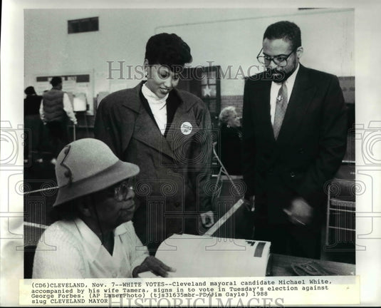 1989 Press Photo Mike White & wife Tamara vote at Miles Standish Elem. School - Historic Images