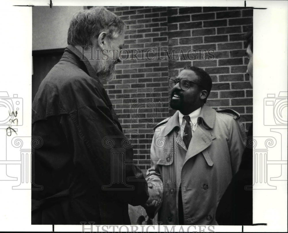 1989 Press Photo Mike White dropped by Louisa May Alcott school &amp; Gov Dick Celes - Historic Images