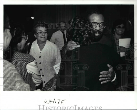 1989 Press Photo Mike White greets some of his supporters at the Council - Historic Images