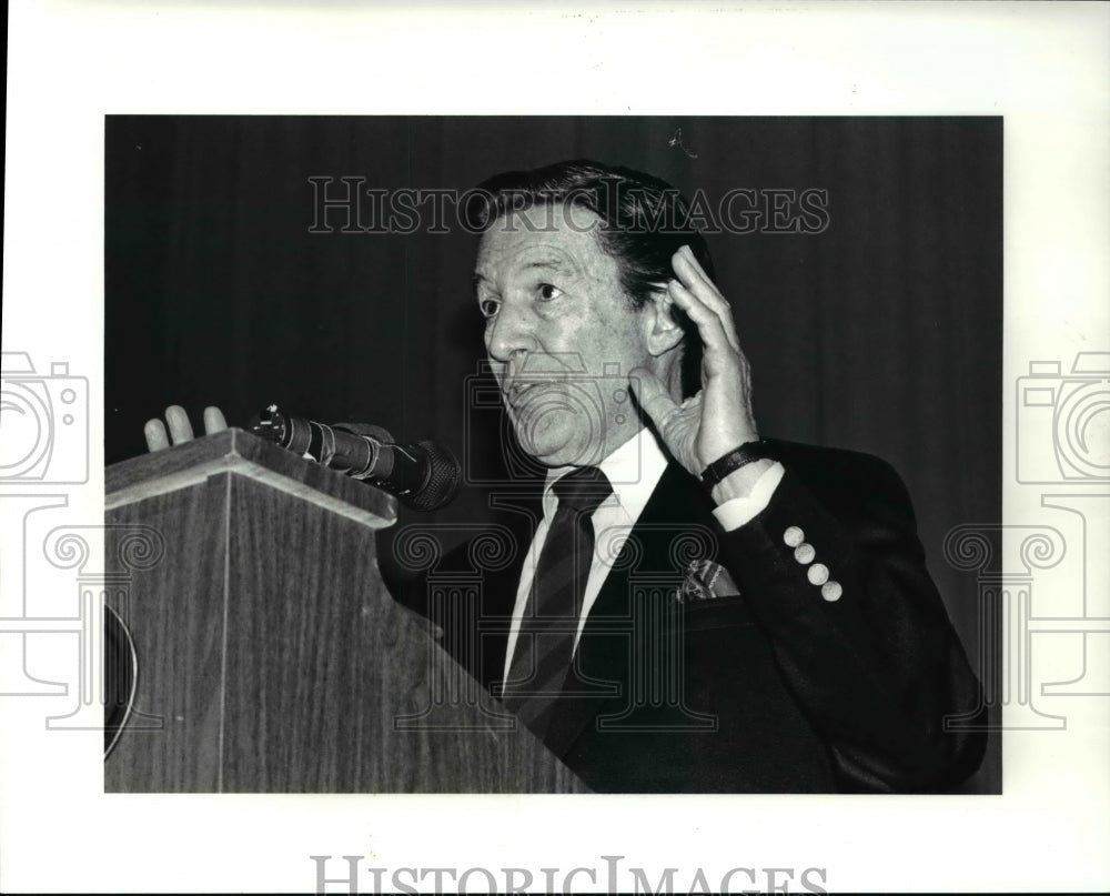 1985 Press Photo Mike Wallace peaking to Town Hall Forum at Stouffers on the Sq - Historic Images