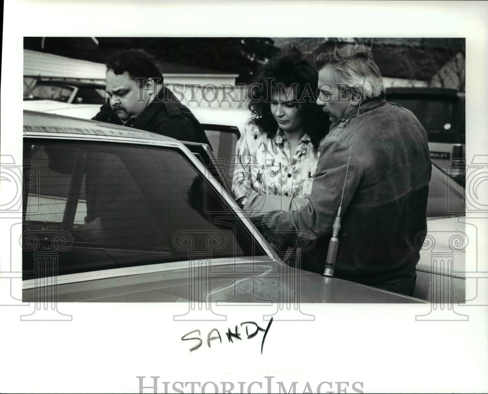 1989 Press Photo Cheryl Walsh being arrested by Sheriff Dept after hearing - Historic Images