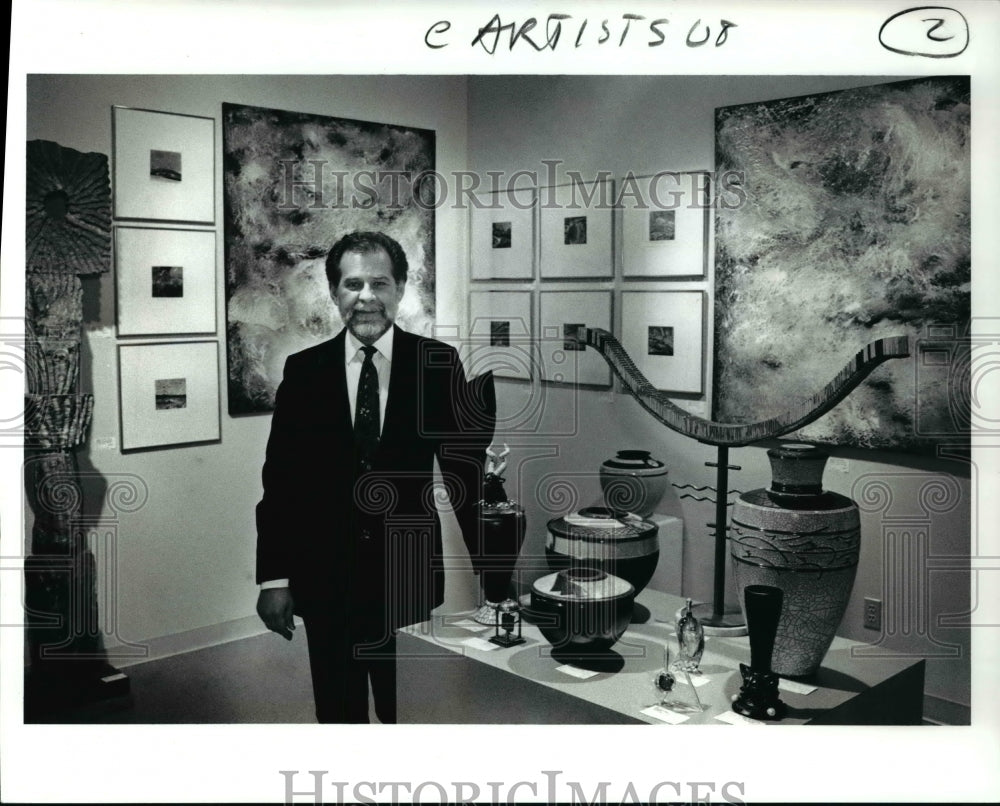 1992 Press Photo Edward Tekavic, at Chelsea Art Gallery, 23225 Mercantille Rd-Historic Images