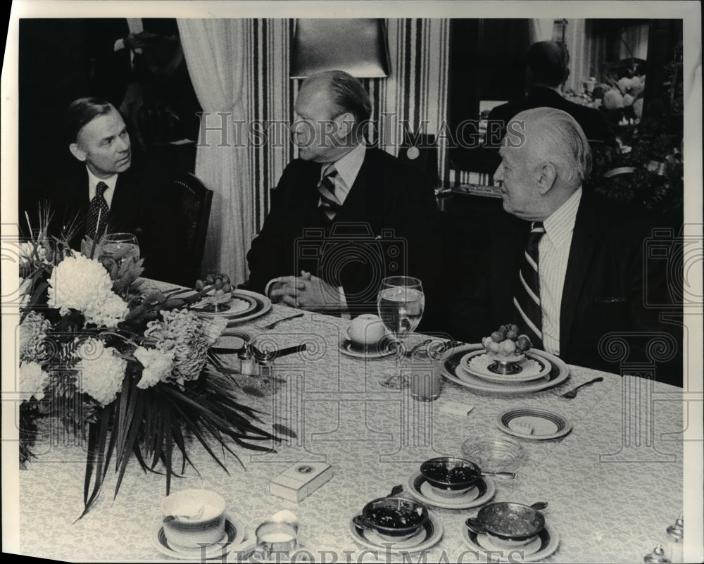 1976 Press Photo Thomas Vail, Pres Gerald R. Ford &amp; Thomas Guthrie - Historic Images