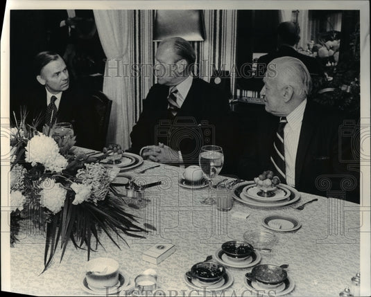 1976 Press Photo Thomas Vail, Pres Gerald R. Ford & Thomas Guthrie - Historic Images