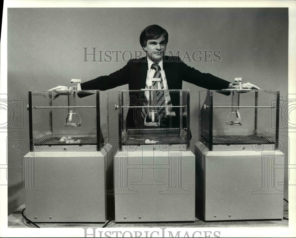 1979 Press Photo Don Webster with lottery equipment numbers game - Historic Images