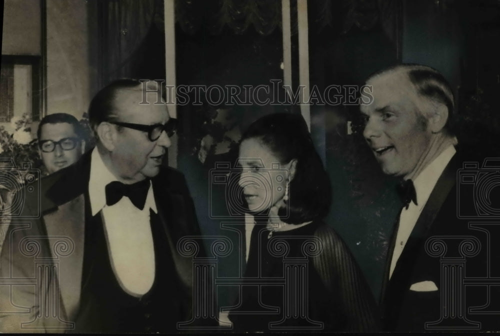 1975 Press Photo Gov James Rhodes, Mr & Mrs Thomas Vail - cva47590 - Historic Images