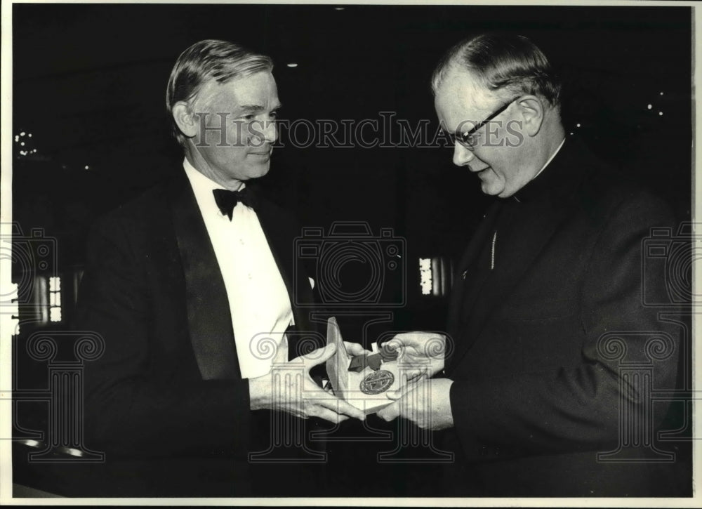 1980 Press Photo Thomas Vail &amp; Bishop Hickey at National Conference of Christian - Historic Images