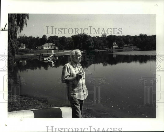 1986 Press Photo Robert Vail looks over restful lake. - Historic Images
