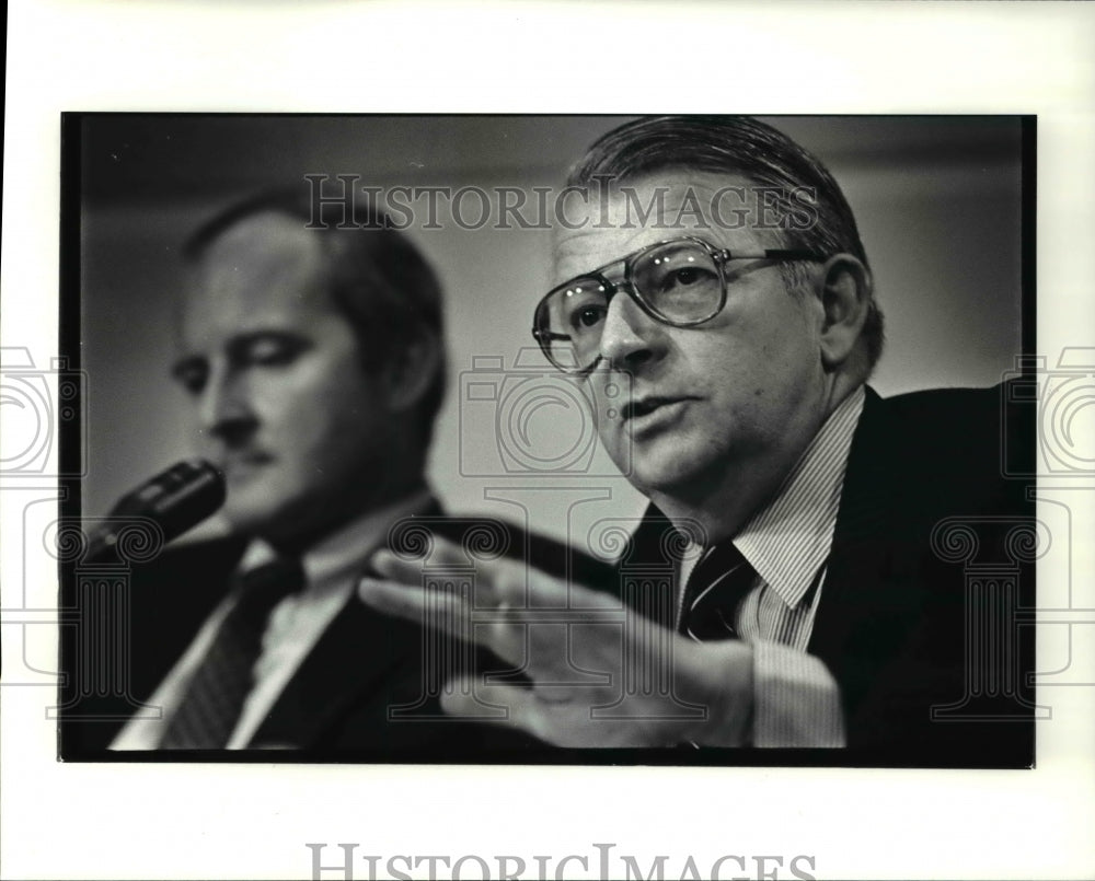 1987 Press Photo Sir Peter Walters of BP America  and Robert Horton - Historic Images