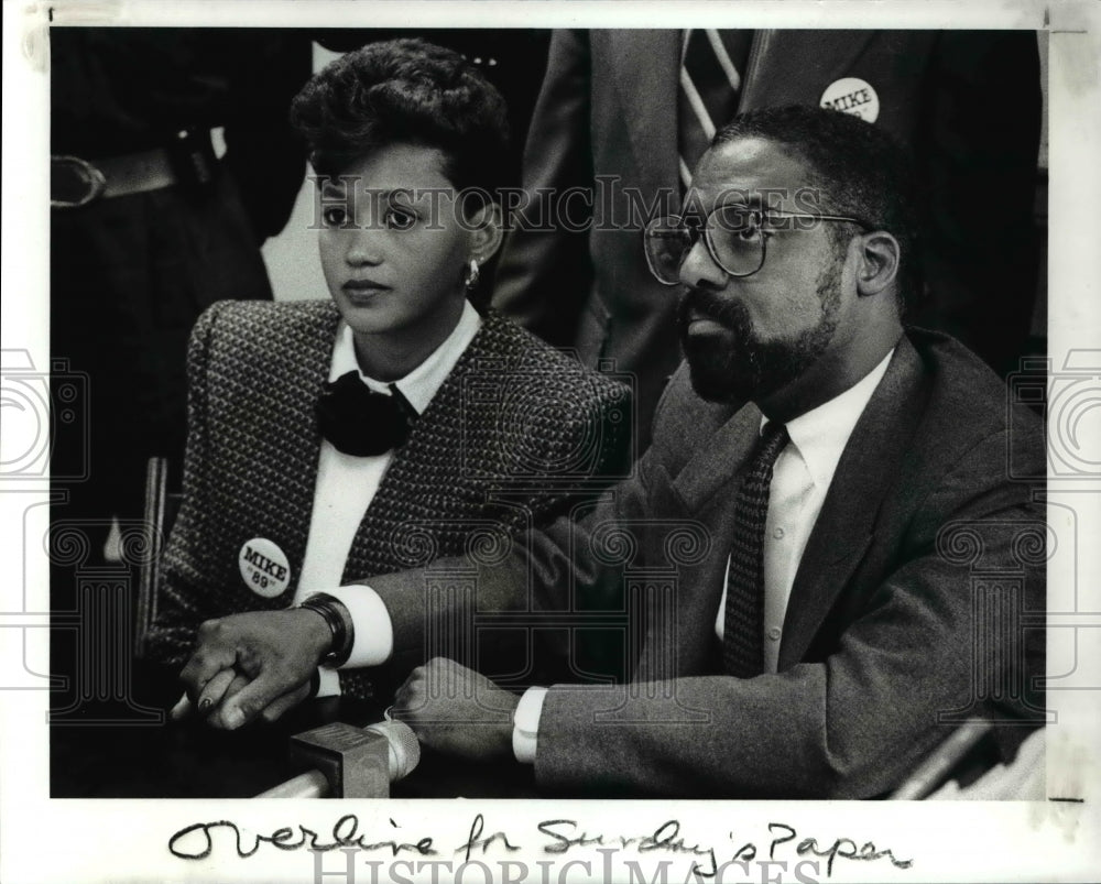 1989 Press Photo Mike White holds hands with his wife Tamera after a press conf - Historic Images