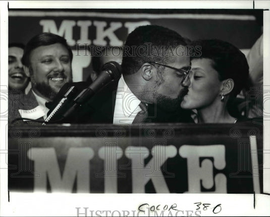 1989 Press Photo Mike White kisses his wife Tamera after being elected mayor - Historic Images