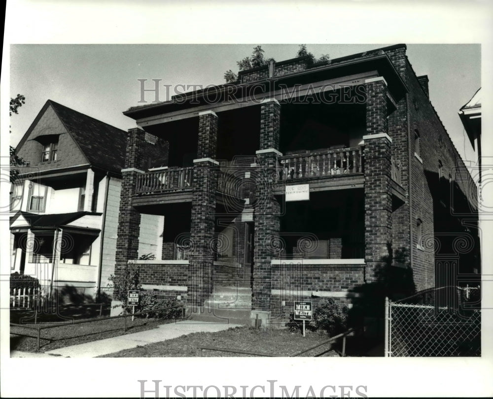 1989 Press Photo Apartment owned by Mike White located at 575 E 102 street - Historic Images