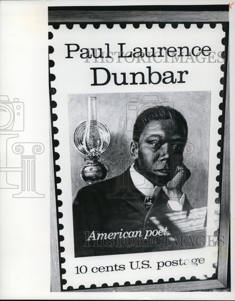 1977 Press Photo Paul Lauren Dunbar on US 10 Cent Stamp - Historic Images