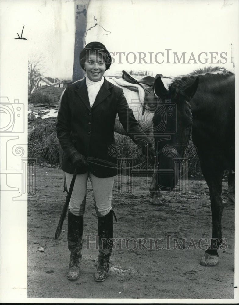 1982 Press Photo Laurie Schroeder wears her muddy coat after the hunt - Historic Images