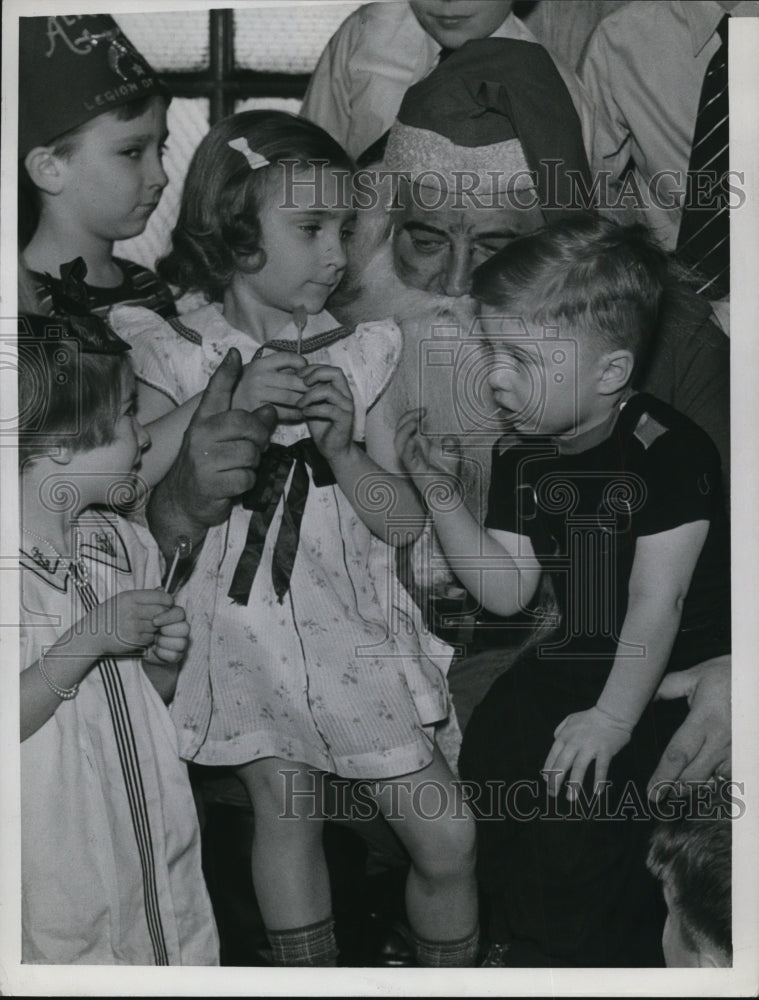 1961 Press Photo Santa welcomes Children at Al Koran Temple Christmas Party. - Historic Images