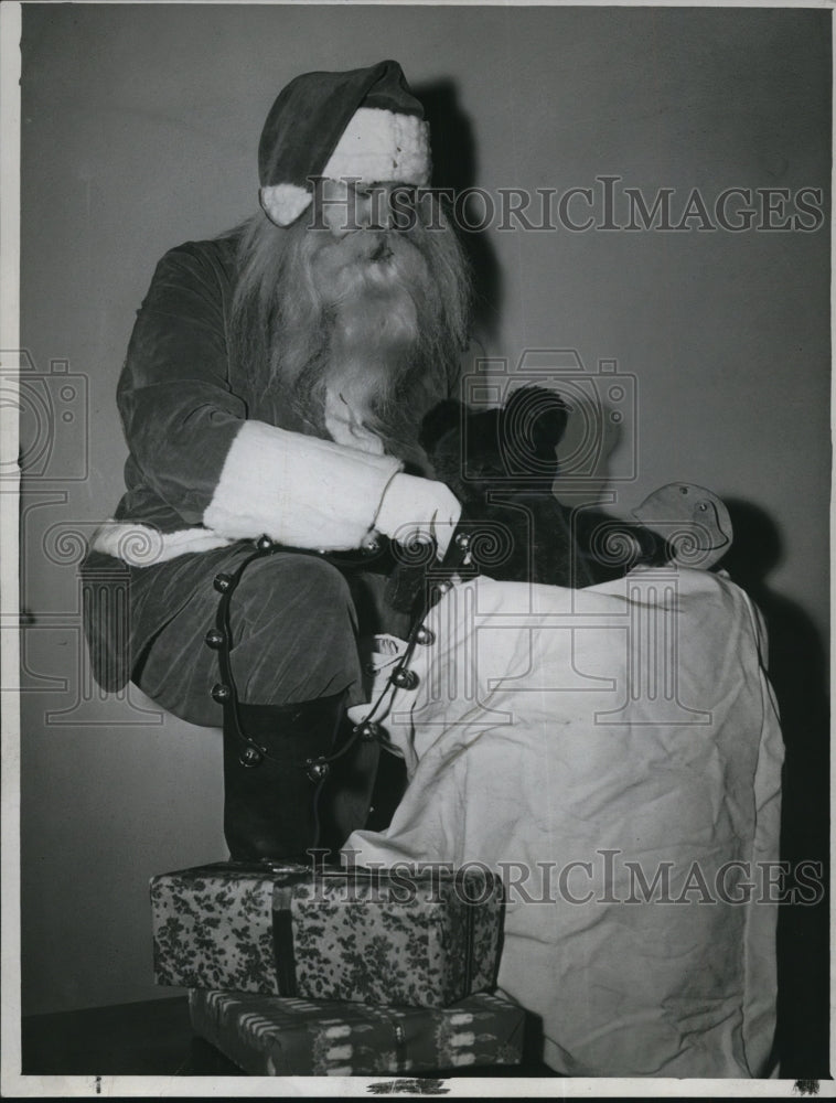1961 Press Photo Edwin Bodeker as Santa Claus - cva47909-Historic Images
